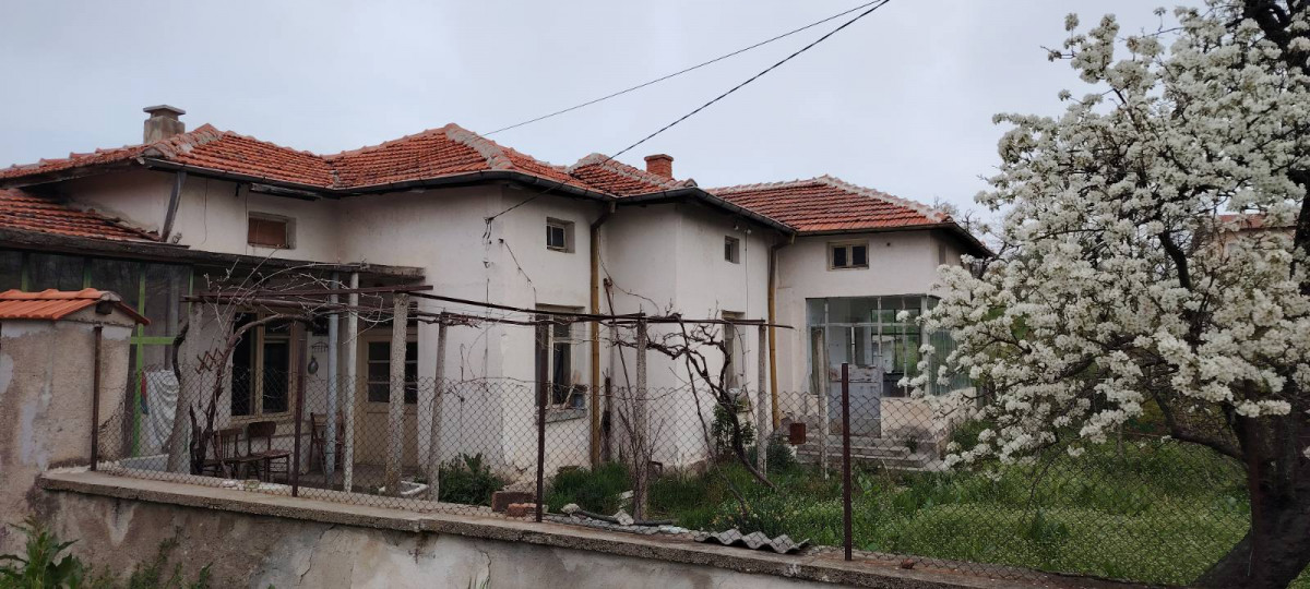 Едноетажна къща с парцел в село Динево, обл.Хасково